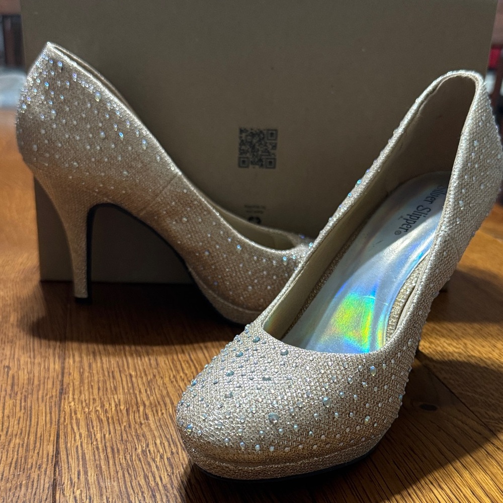Women’s Size 9 Gold Sparkly Silver Gemstone Heels